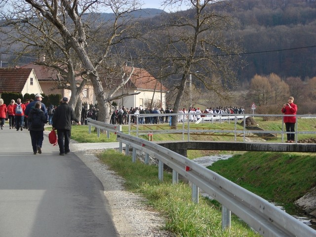 kolona uz potok